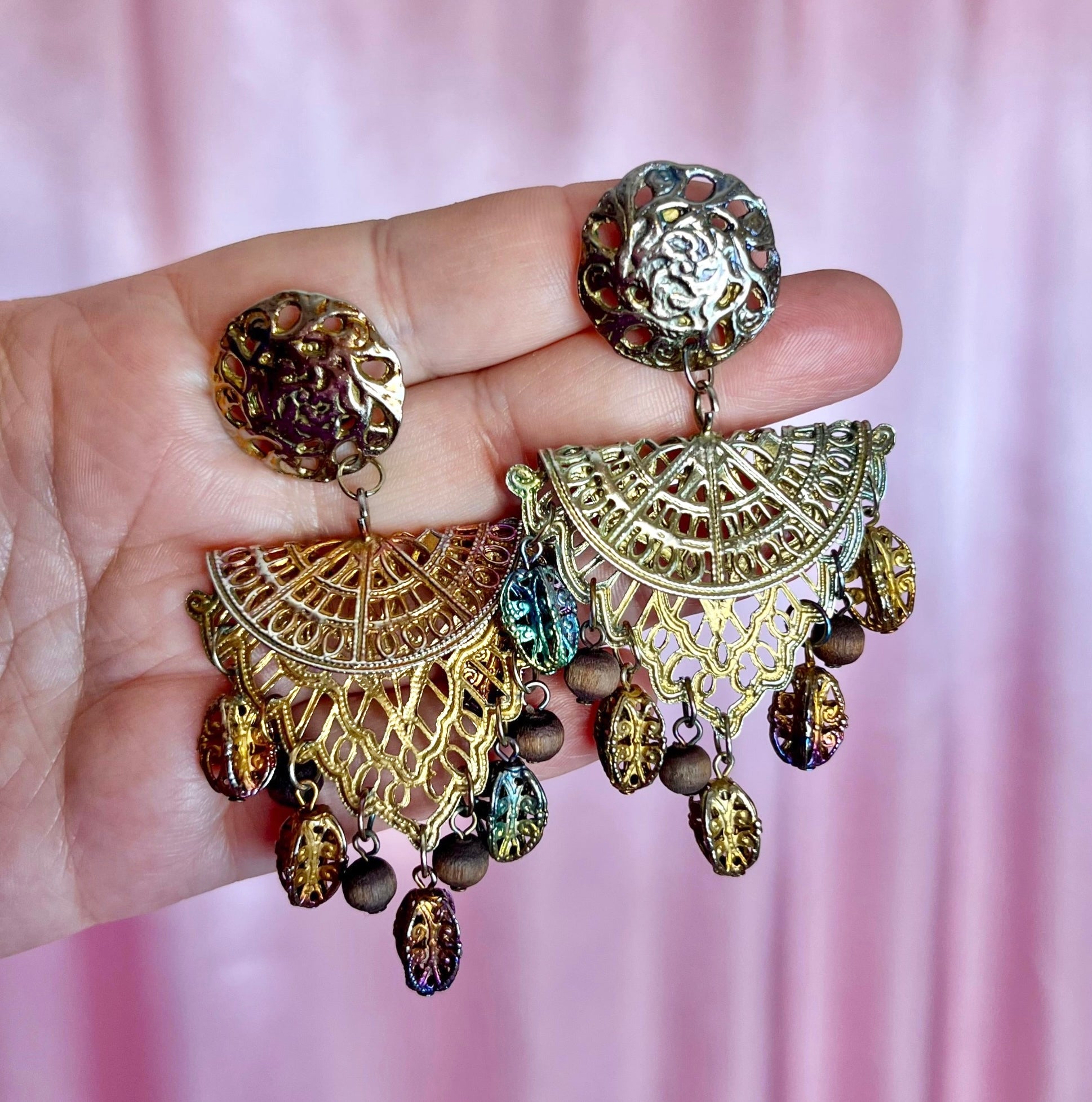 1980s Gold filigree dangly clip on earrings – Scarlett Cherry Vintage