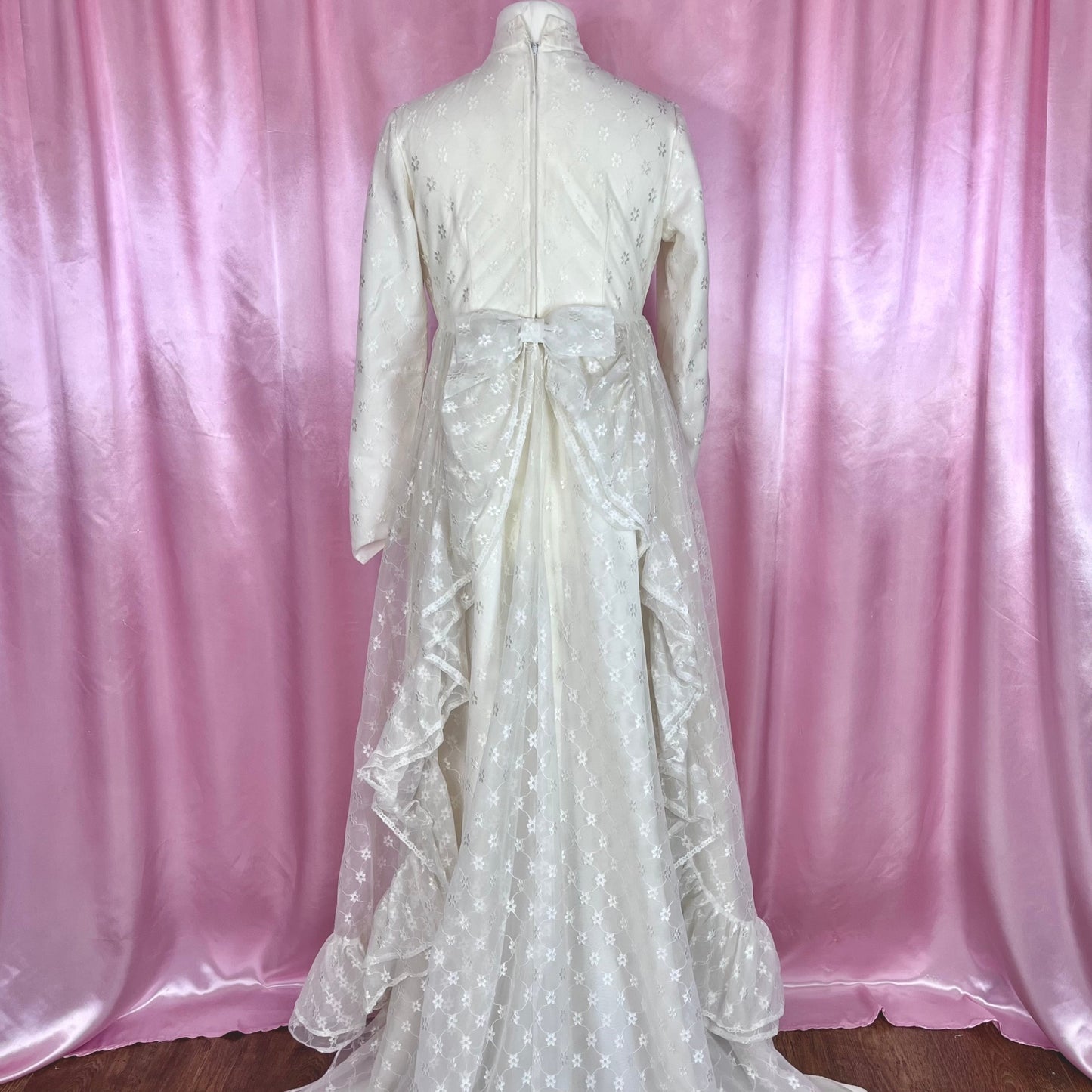 1970s Lace wedding dress with train, unbranded, size 14