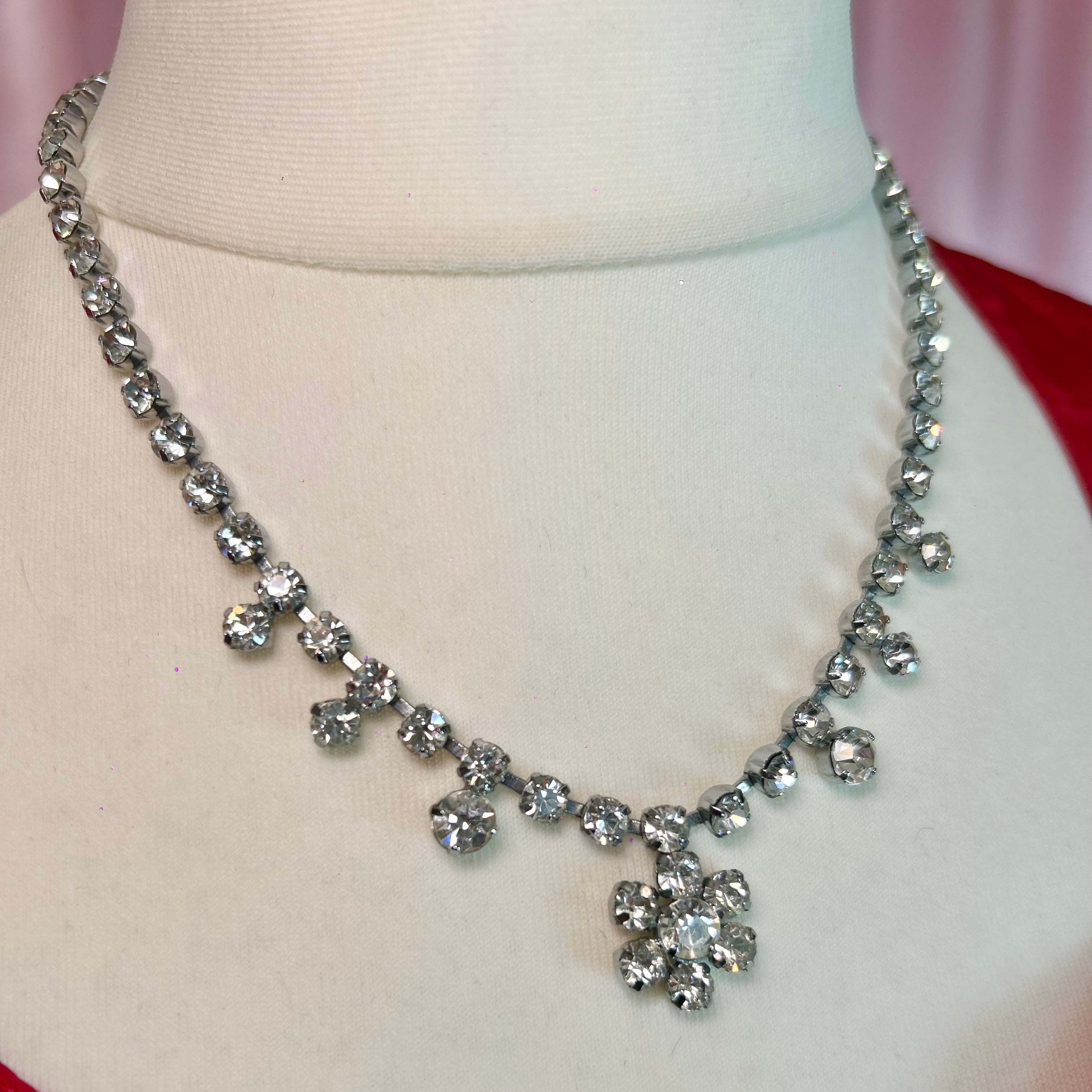 Silver 16” diamanté daisy necklace