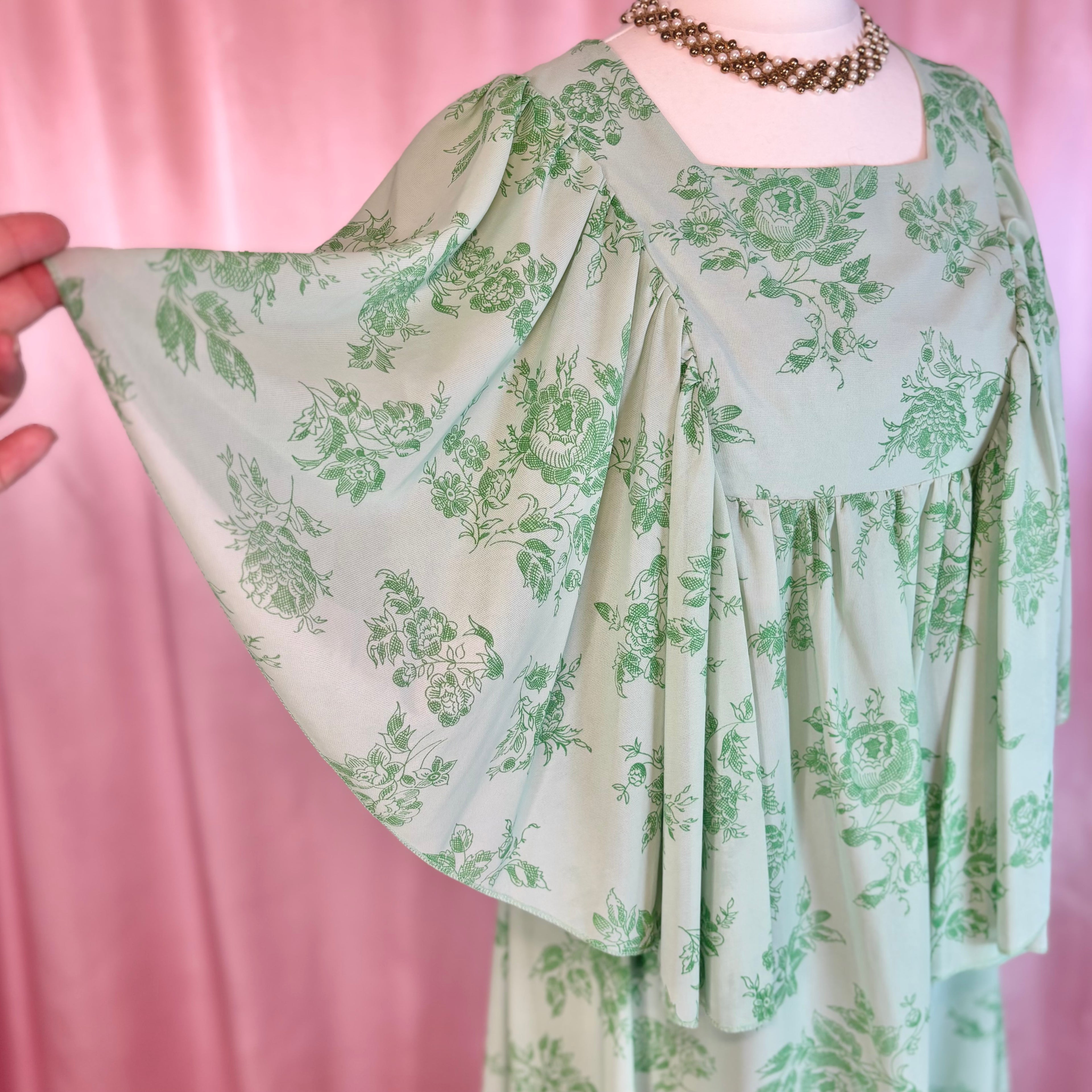 1970s Green angel sleeve dress, unbranded, size 6