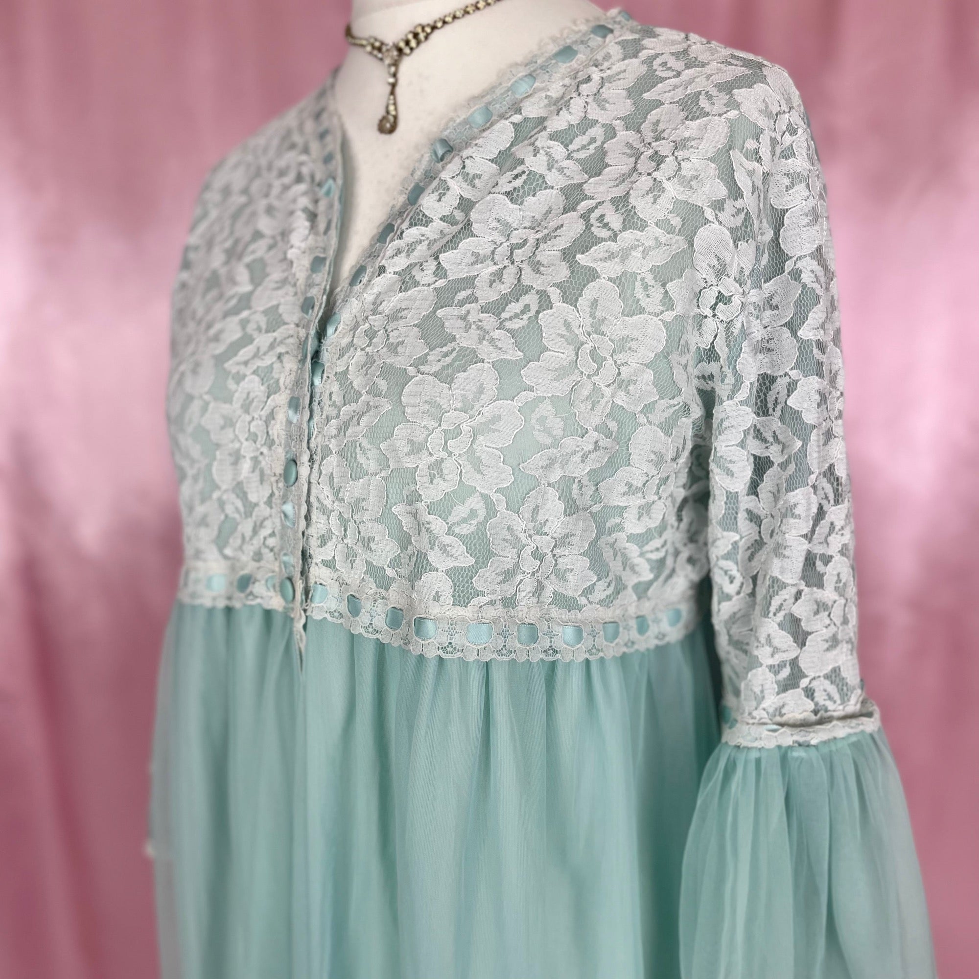 1960s Blue lace peignoir, unbranded, size 16