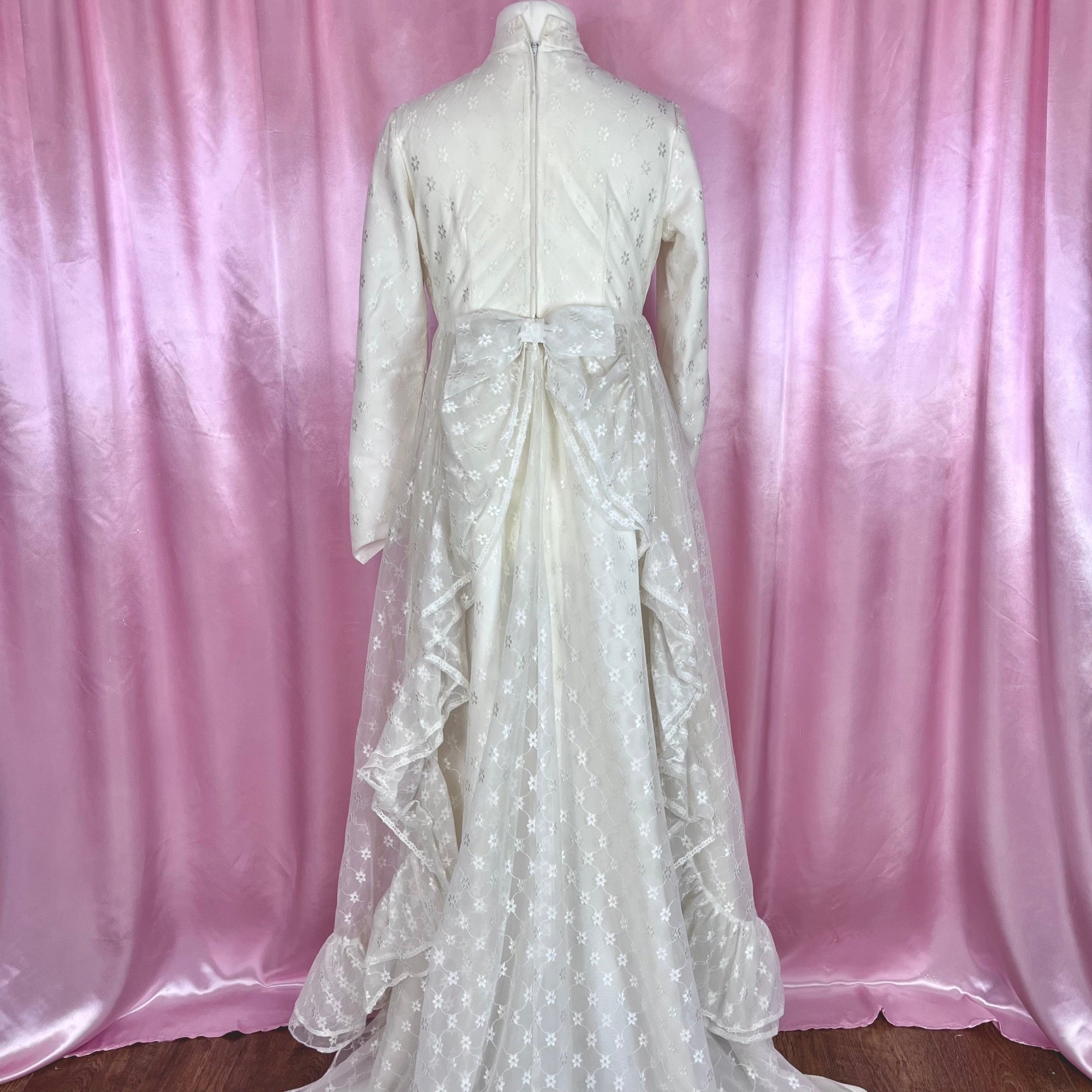 1970s Lace wedding dress with train, unbranded, size 14